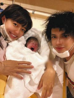 「とても美人な女の子です」元AKB48川崎希＆アレク夫妻に第２子女児が誕生　アレクも父の顔「大事に育てます」