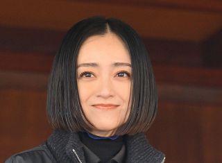 柏木由紀、自身初ディナーショーで熱唱！ 「宅配便が難しくて…」自筆