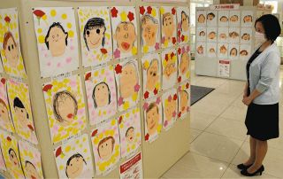 紙いっぱいに大好きなお母さん　津松菱で家族の似顔絵作品コンクール