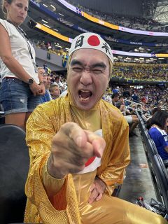 ◇浅野忠信、『加工しすぎ』全身ショット【写真】：中日スポーツ・東京