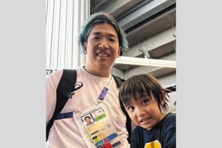 「パパアスリート」佐藤友祈選手、家族の応援を力に　アジアパラ大会・車いす陸上男子100mで金
