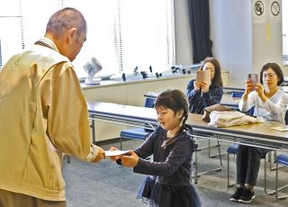 読書1000冊達成の子どもを表彰　尾張旭市立図書館