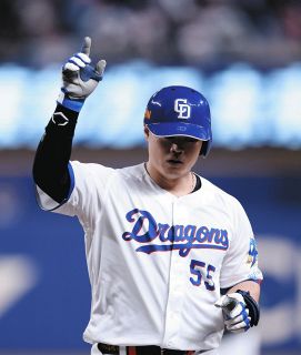 中日・上林誠知、ピンク！！ リストバンド・マスコットバット