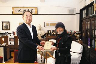 明治期の校友会誌を松本深志高に寄贈　OBの浜さん、群馬の古書店で発見