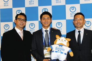 指名挨拶を受けたDeNAドラフト5位の成瀬（中）