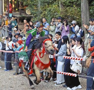 掛け声も陣羽織も勇ましく　土岐・八幡神社で妻木小児童が流鏑馬奉納