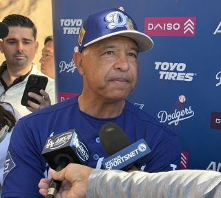 日本ハムの新庄剛志監督が赤いジャージで秋季キャンプ視察「ちょっと