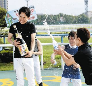 中央競馬】今村聖奈が17戦目で初勝利 阪神8R、5番人気ブラビオで直線