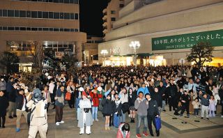 「グッバイ松本」松本パルコが閉店　開店前に300人が列、思い思いに別れ