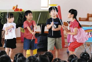 目の前で繰り広げられる大道芸に園児ら歓声　三重県の親子芸人、美濃市の保育園で披露