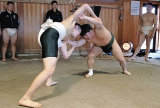大学生とぶつかり稽古　塩尻で県内中高生ら、東洋大相撲部と