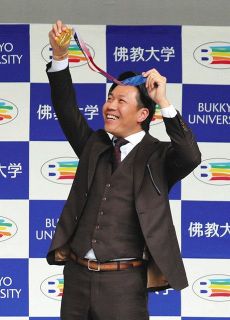 中日・大野雄大が母校の仏教大で東京五輪金メダルを披露 後輩やルーキーらにエール