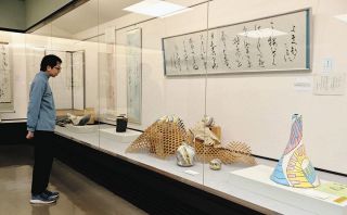親子孫3人の書や陶芸を展示　神戸で書家の清水さんら