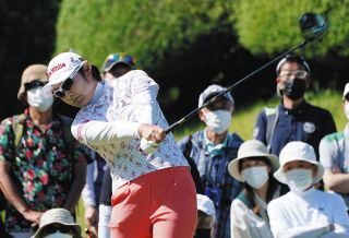 【女子ゴルフ】藤田さいき、11年ぶりVへ３位発進！同い年・宮里藍さんに優勝ジャケット着せてもらう