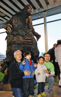 松本駅にゴジラ襲来　地元出身・山崎貴監督の「ゴジラ―1.0」アカデミー視覚効果賞を祝い