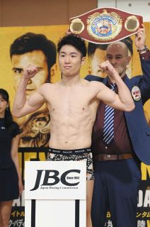 22歳・岡本恭佑、ジム初の日本王者！ ベルト巻いてもらった会長も嗚咽