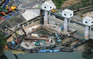 明治用水復旧に最短２年　頭首工漏水、川底に幅５．８メートル空洞