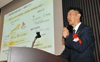 プレゼンテーションする豊田合成の栗本英一第1材料技術部長＝名古屋・栄の中日ビルで