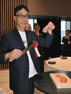 プレゼンテーションする福田刃物工業の取締役兼KISEKI：ブランドマネージャーの福田恵介さん＝名古屋・栄の中日ビルで