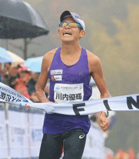 マラソンの部男子で優勝した川内選手＝松阪市総合運動公園で