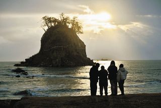初日の出を見に見附島を訪れた名古屋市の専門学校生の谷口遙さん（19）は、地元の飯田高校を昨年春に卒業後、全国に散らばった同級生3人と初めて集まった。「地震の後は地元に帰るのも少し怖かった。今年は笑って過ごせる一年になるといいな」＝1日午前7時50分、石川県珠洲市宝立町で