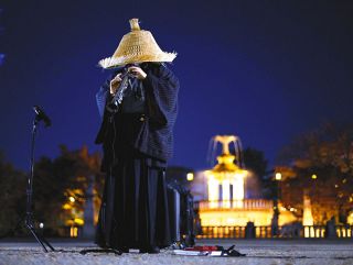 【写真特集】悲しさ、つらさに寄り添う　サックス侍が奏でる素朴で美しい音色
