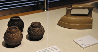 アイロンも缶詰も陶磁器製　多治見・美濃焼ミュージアムで金属不足の代用品の企画展