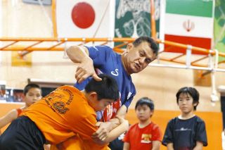 情勢不安定な中東からも参加のアジア大会　日本でレスリング教えるイラン人、「握手で始めて握手で終わる。これが平和だよ」