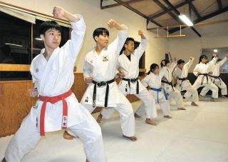 空手世界大会で「金」を　韓国代表・キム選手ら2人が中津川で特訓
