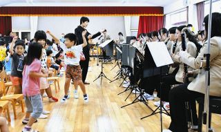 和太鼓と吹奏楽のリズムにノリノリ　岐阜県多治見市の笠原こども園で音楽会