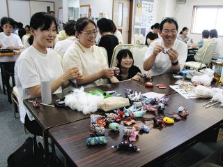 笑顔でさるぼぼ作り　愛知県安城市の川島薬師堂で地元住民らがつるし飾り新調
