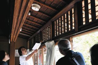 防犯効果に優れた無双窓＝尾鷲市天満浦の天満荘で