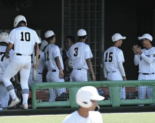 県岐阜商、「ちょっと涼しい気が」暑さ対策で帽子も岐阜大会の青