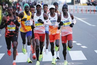 安い購入 五輪2連覇のキプチョゲがまさか…先頭集団から遅れる衝撃に高橋 スポーツ選手