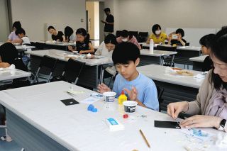 微小プラ使いアート作品　津で親子ら海のごみ問題を考える