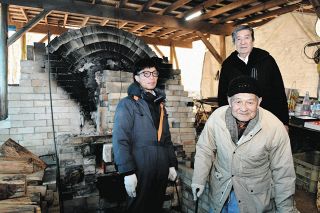 89歳の陶芸家、薪窯に火入れ　6月に多治見で個展