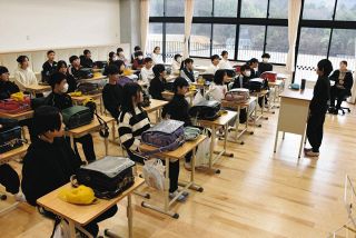 新校舎に見学の子どもらが歓声　4月開校の多治見市笠原小中学校