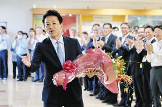 東郷町長選挙、新町長の石橋直季氏が初登庁　ハラスメント防止へ「対策聞き取っていく」