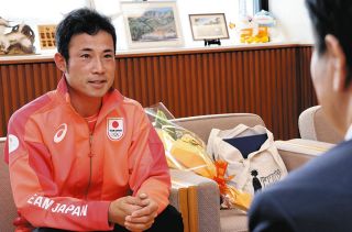 「うれしい気持ちでいっぱい」パリ五輪馬術「銅」の北島隆三選手、在住の甲賀市役所訪問