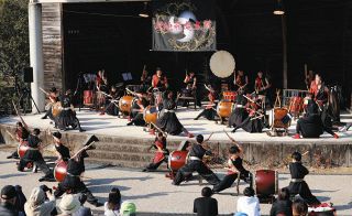 響く和太鼓、掛け声も勇ましく　土岐・駄知拠点のチームが演奏会