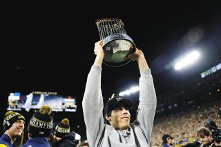 ブルワーズナイン、同州NFL・パッカーズ本拠地でワールドシリーズトロフィーお披露目　7万6957人のスタンド熱狂