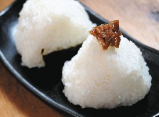 おかず味噌を使ったおにぎり（世古さん提供）
