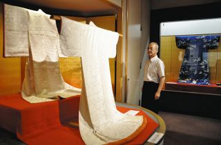 苗木城の姫の華やかな品々　中津川で打ち掛けや漆塗りの箱など展示
