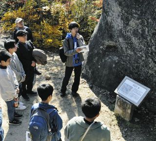 苗木城跡で「お城博士ちゃん」ガイドツアー　築城500年プレイベントにぎわう