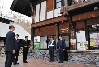 行楽シーズン中の安全守ります　松本署が上高地警備派出所を開設