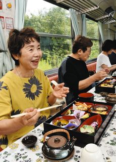 多彩なキノコ料理と車窓を楽しむ参加者＝恵那市で

