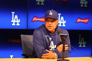 ドジャース デイブ・ロバーツ監督　ボブルヘッド人形(箱にダメージあり) ドジャース デイブ・ロバーツ監督 ボブルヘッド人形(箱に