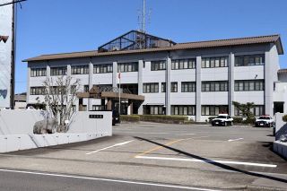 飼い犬を探していた大学生、車にはねられ重体　岐阜県関市