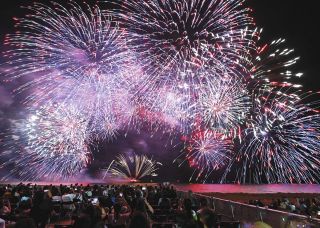 津の夏の風物詩「津花火大会」5000発が夜空彩る