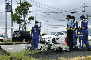 津市の県道でひき逃げか、倒れていた69歳男性が死亡　近くに損傷した自転車